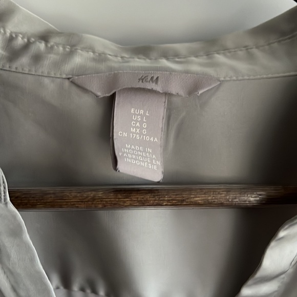 H&M Sage Metallic Green V-neck Button-down Blouse Size L - Picture 3 of 5